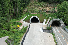 東海北陸自動車道　真木トンネル